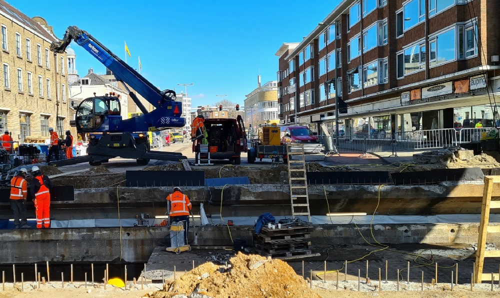 Het inhijsen van het nieuwe brugdek start vanavond