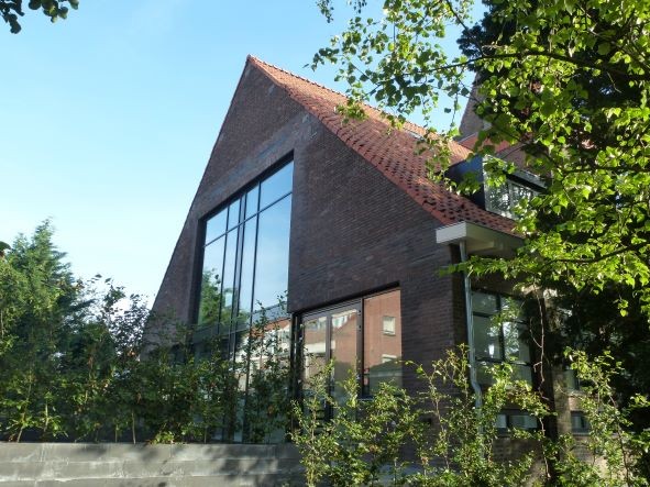 Kerk is verbouwd tot tweetal 2-onder-1-kapwoningen