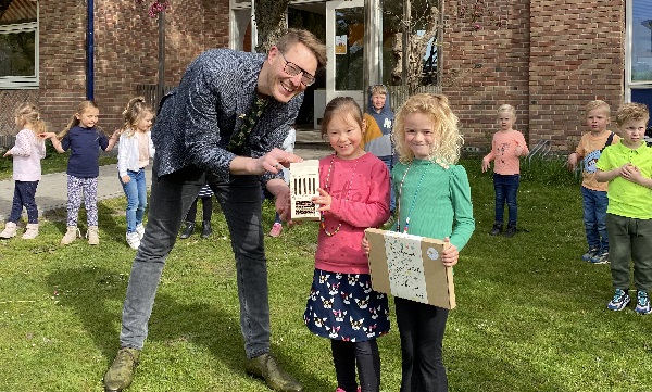 38 kleuterklassen krijgen een bijenhotel