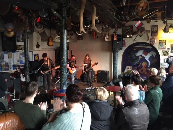 JW in gesprek met frontman Justin van Apollo's Fortress