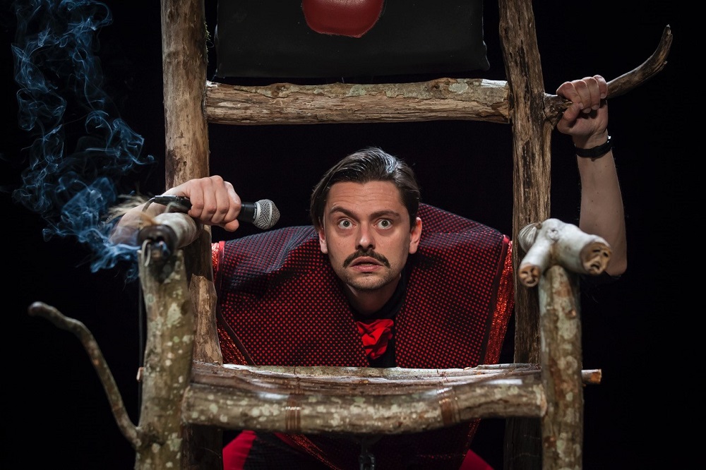 Stefano Keizers met zijn 'Hans Teeuwen' in Theater aan de Schie