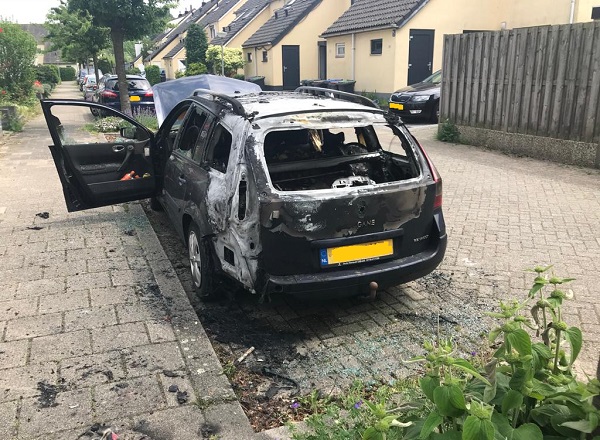 Auto-eigenaar zwaar gedupeerd door nachtelijke autobrand