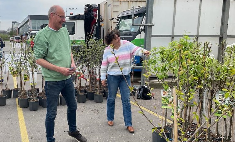 Weggeefactie boompjes en struiken en plantjes vindt gretig aftrek