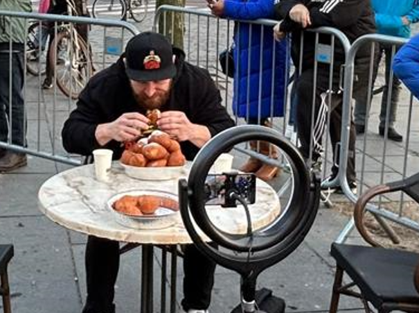 Belgische youtuber eet 18 oliebollen in 12 minuten