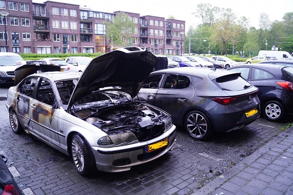 Meerdere auto's in brand op het Bachplein