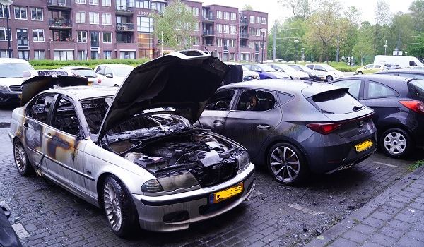 Meerdere auto's in brand op het Bachplein