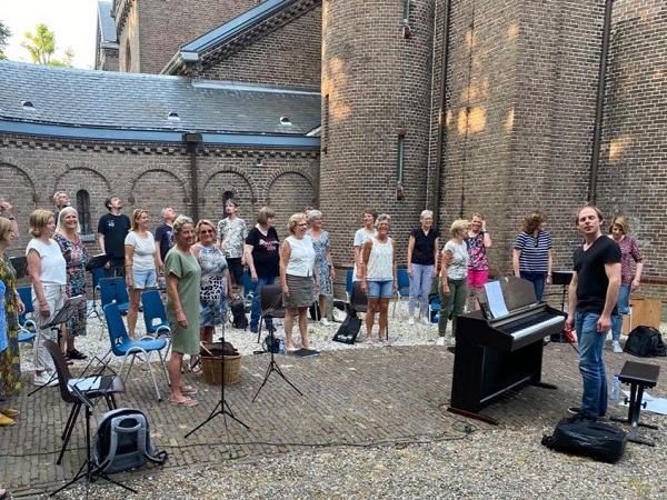 Promskoor eindelijk weer fysiek bijeen om te repeteren