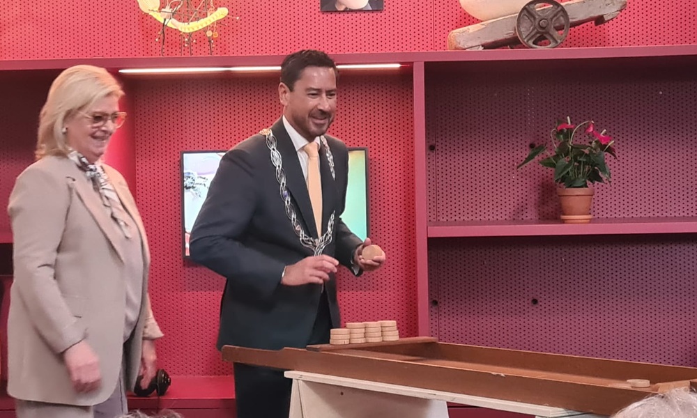 Waarom is burgemeester Bergmann aan het sjoelen geslagen?