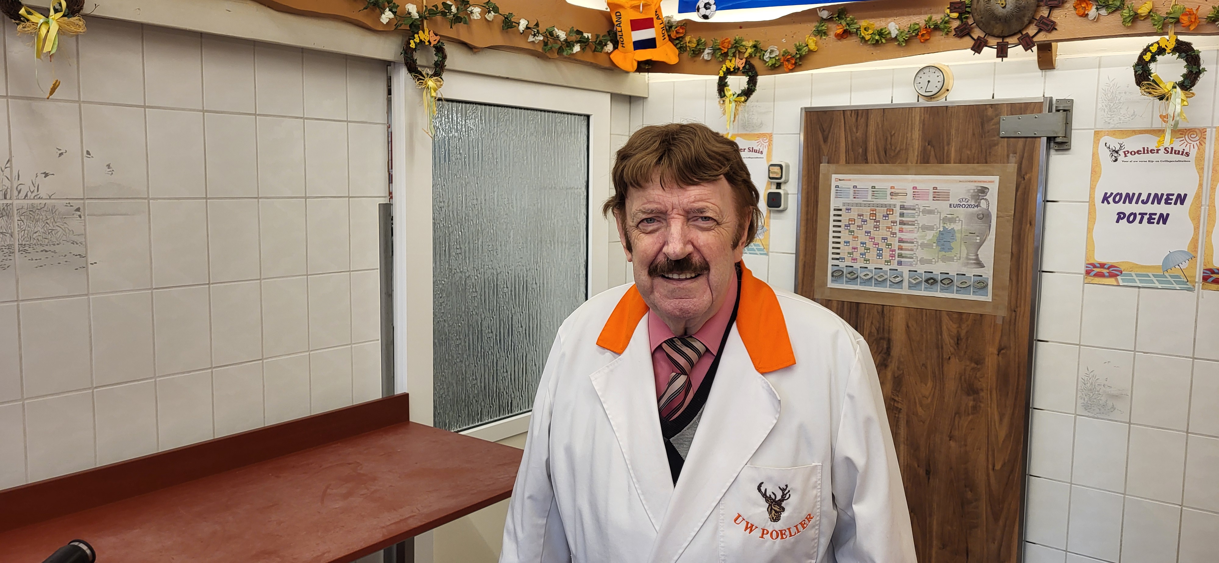 Poelier Ton van der Geest is 80 en eet gewoon nog kip