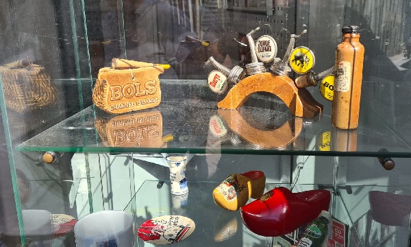 Expositie van historische reclamemiddelen jeneverindustrie