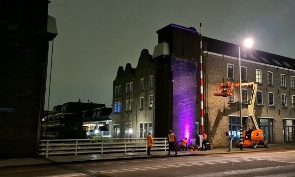 De Oranjebrug getest met verschillende kleuren