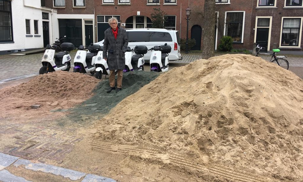 Ronald Jaggie: 'Die zandhopen liggen hier nu al ruim een maand' 