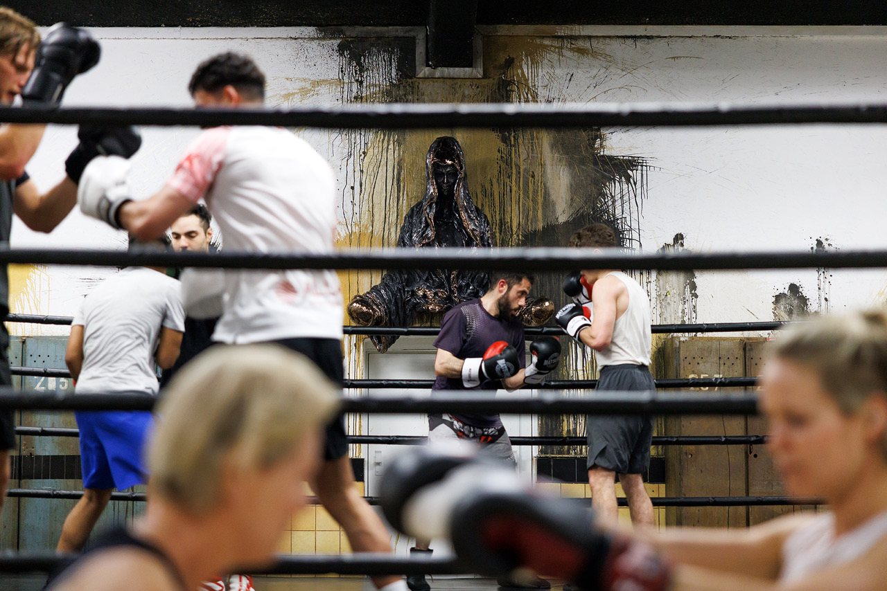 Beeld boven de boksring van Boksschool De Jong