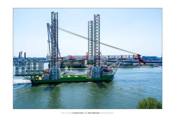 Norse Energi passeert Schiedam bovenlangs