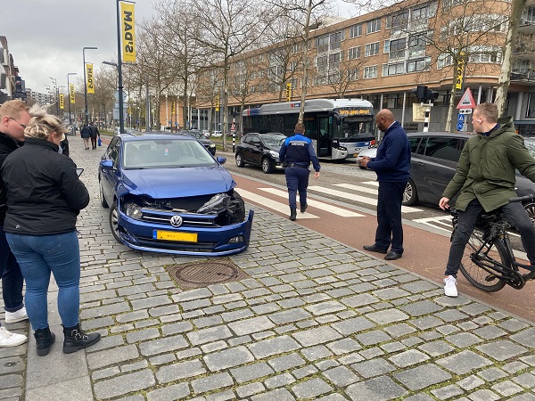 Bestuurder en inzittende lieten na aanrijding met stadsbus deze auto achter