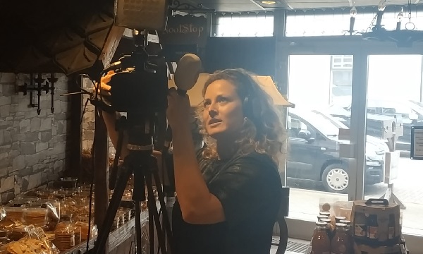 Goedemorgen Nederland komt naar Schiedam voor de Oranjebitterkoek