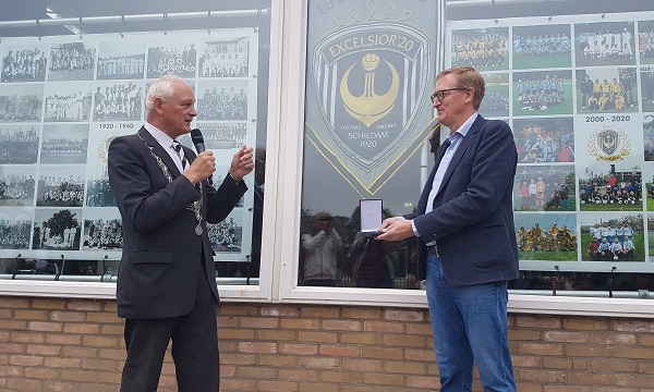 Eeuwfeest bezegeld met koninklijke penning bij Excelsior'20