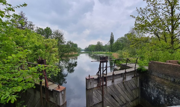 In nog geen 12 km zie je sluizen, molens, industrie op poten, veel kunst en misschien wel een zeehond