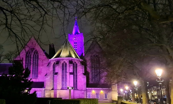 Kerstzang bij kaarslicht in de kerk