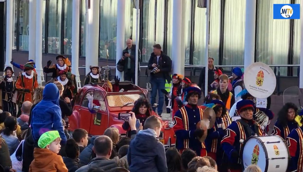 Na aankomst met stoomboot, gaat Sint in lelijke eend naar Stadserf
