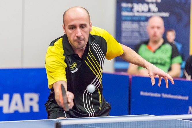 Heren Scyedam handhaven zich met hakken over de sloot