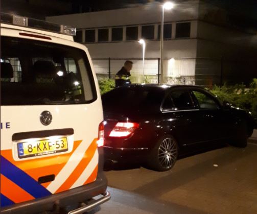 Lachgasfeestje viertal in een geparkeerd staande auto