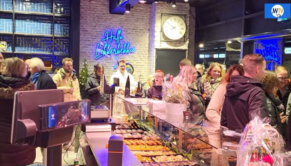 Heropening viszaak in Hof van Spaland