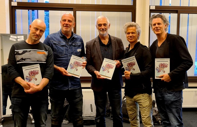 Eerste exemplaar van boek 'Polaroid in Nederland' is op IDDF uitgereikt aan Bløf