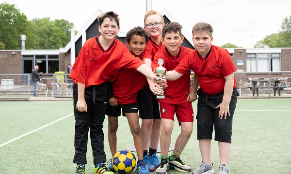 De Regenboog wint Schiedams Schoolkorfbaltoernooi