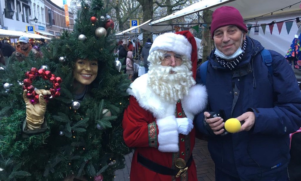 Kerstman en JW doen een rondje Makersmarkt