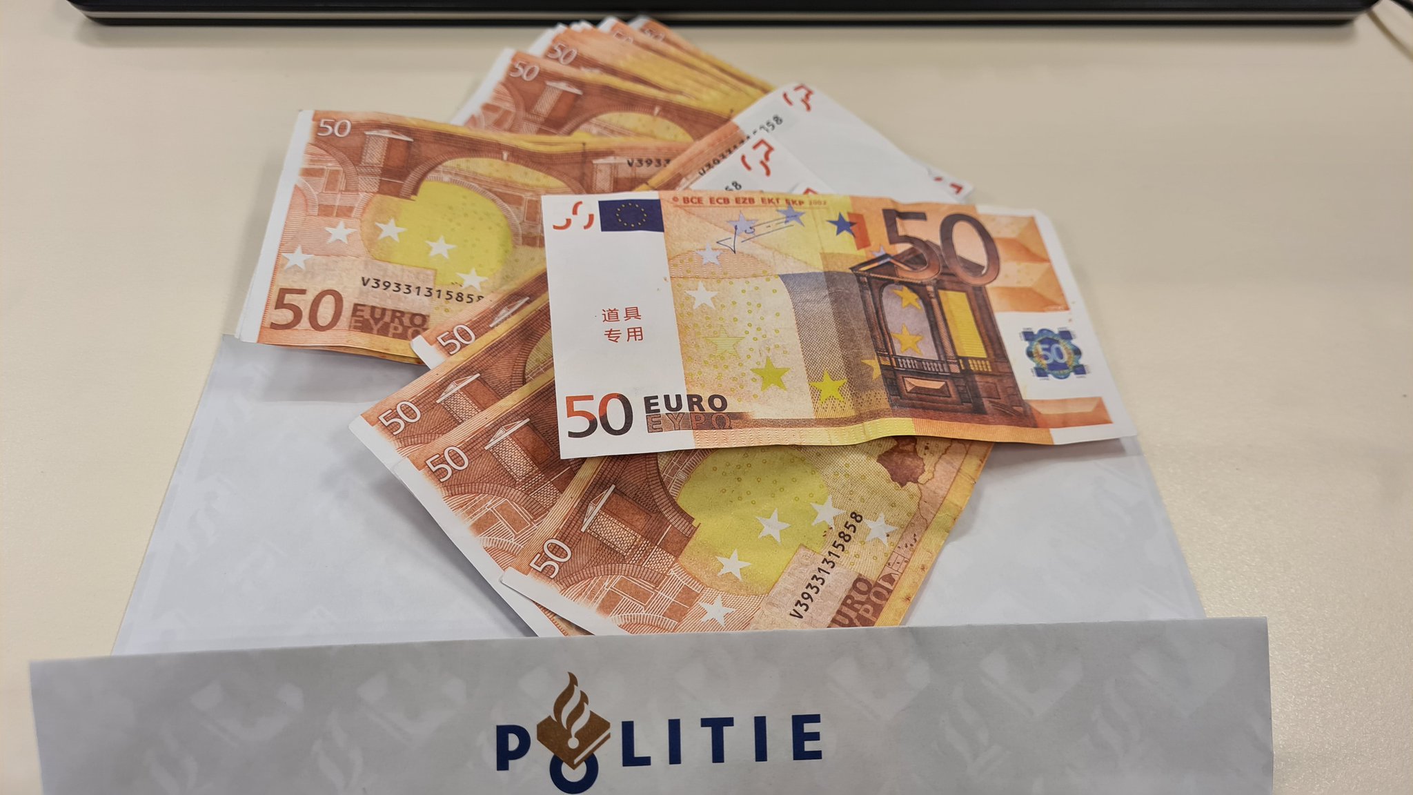 Deze '50-euro-biljetten' werden uit de auto gegooid om een filmpje te maken