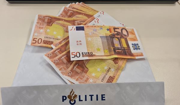 Deze '50-euro-biljetten' werden uit de auto gegooid om een filmpje te maken