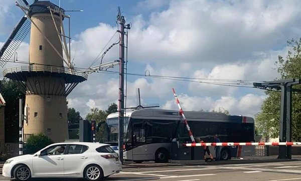 Bus vast onder slagboom brug