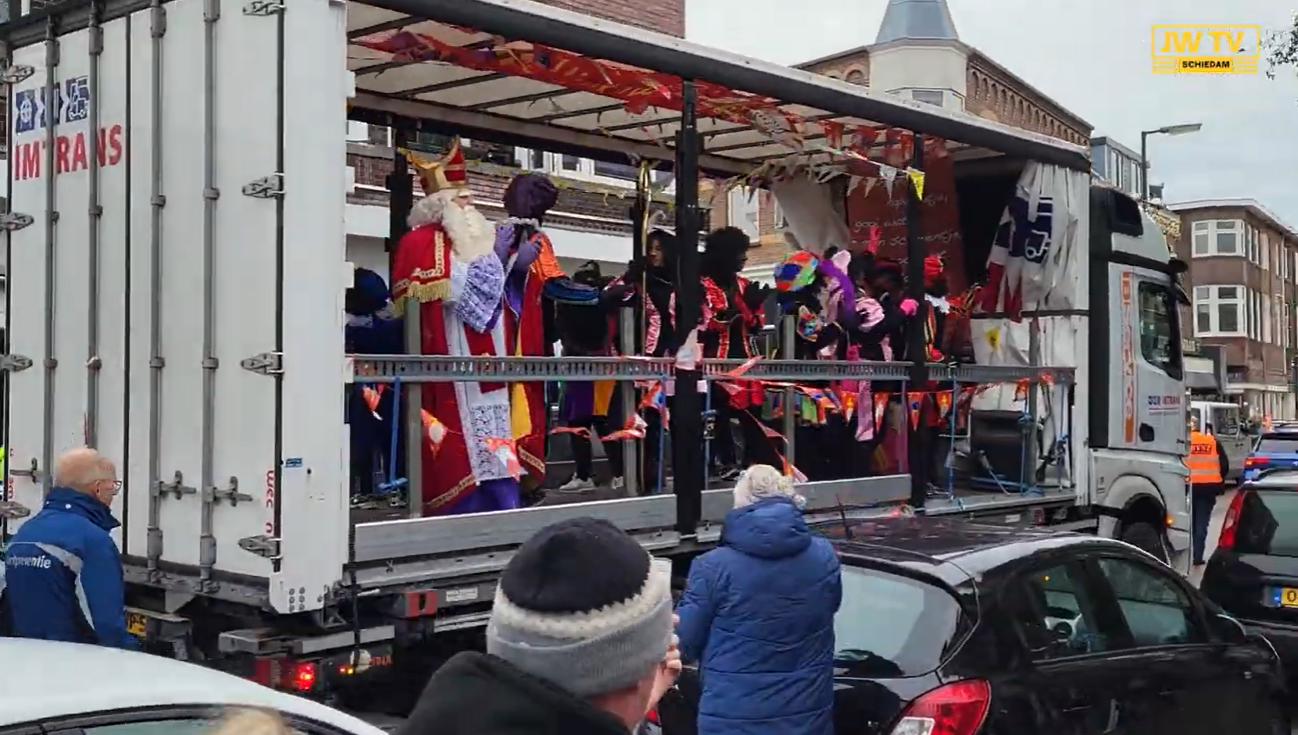 Schiedam Zuid haalt Sint en Pieten binnen op de Groenelaan