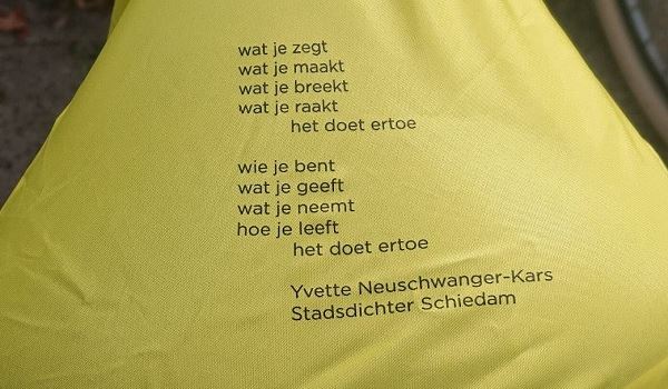 Yvette verspreidt gedicht via 250 zadelhoesjes