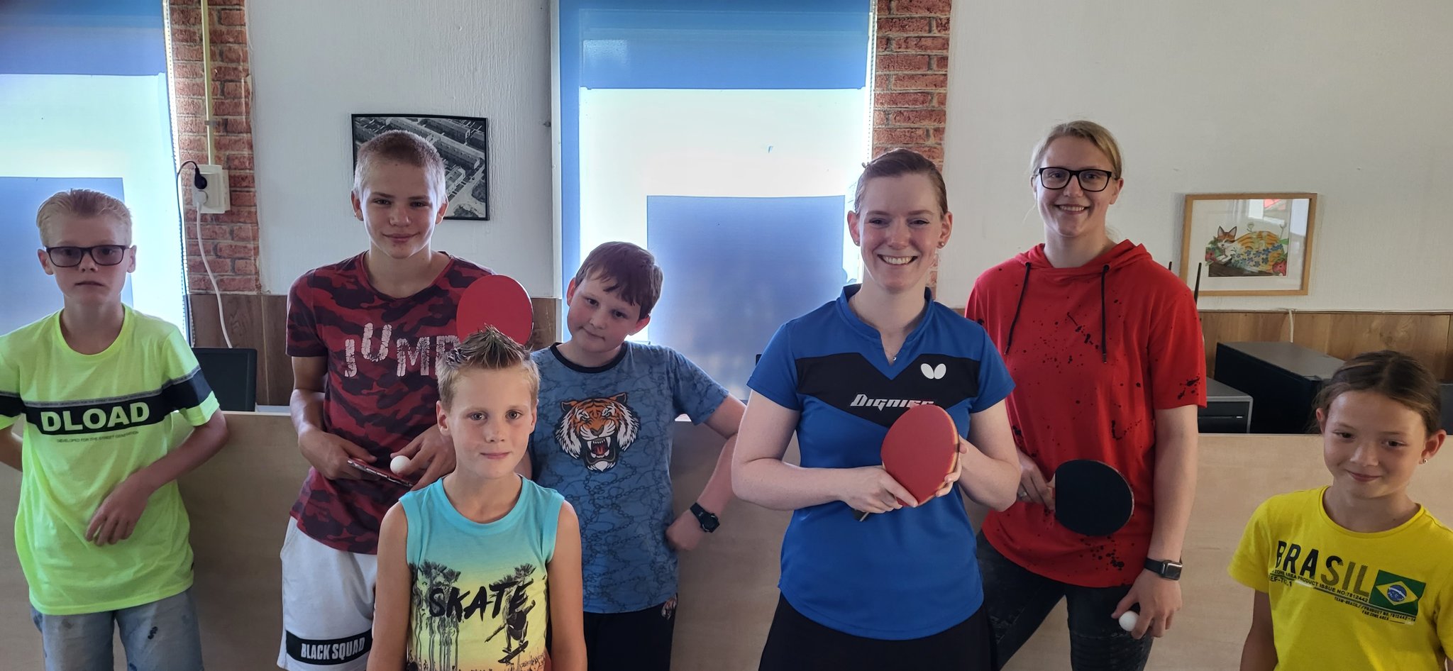 Tafeltennis-international Britt Eerland geeft les aan jeugd Tuindorp