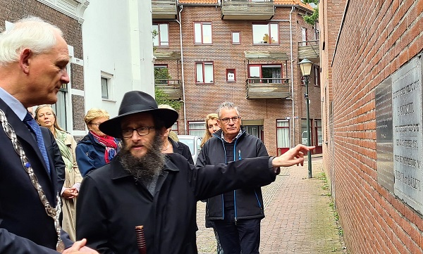 De vandaag onthulde gevelsteen werd driemaal van de ondergang gered