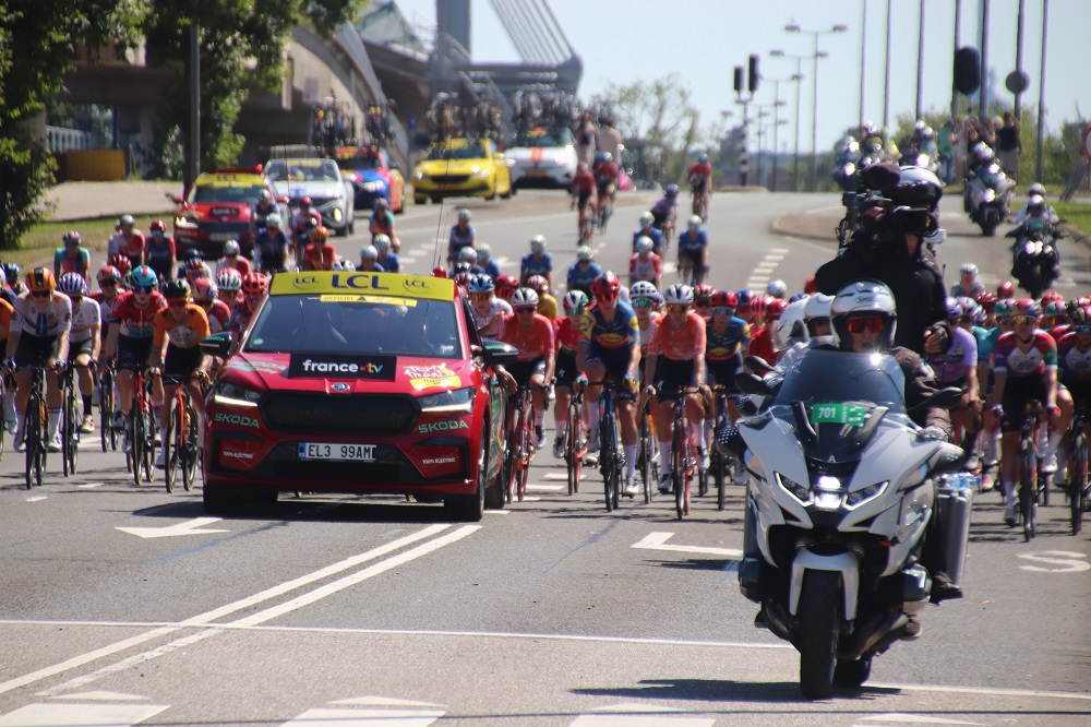Video en foto's van doorkomst Tour de France Vrouwen Schiedam