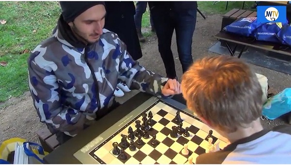 Wibautplein neemt schaakborden in gebruik