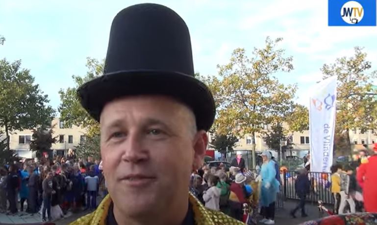 Kinderen van De Vlinder mozaïeken een bank