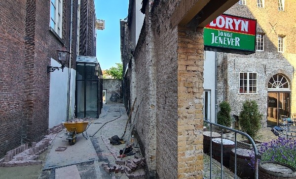 Onthulling kunstwerk van Sjef Henderickx 'Overloop' door zijn weduwe Ane