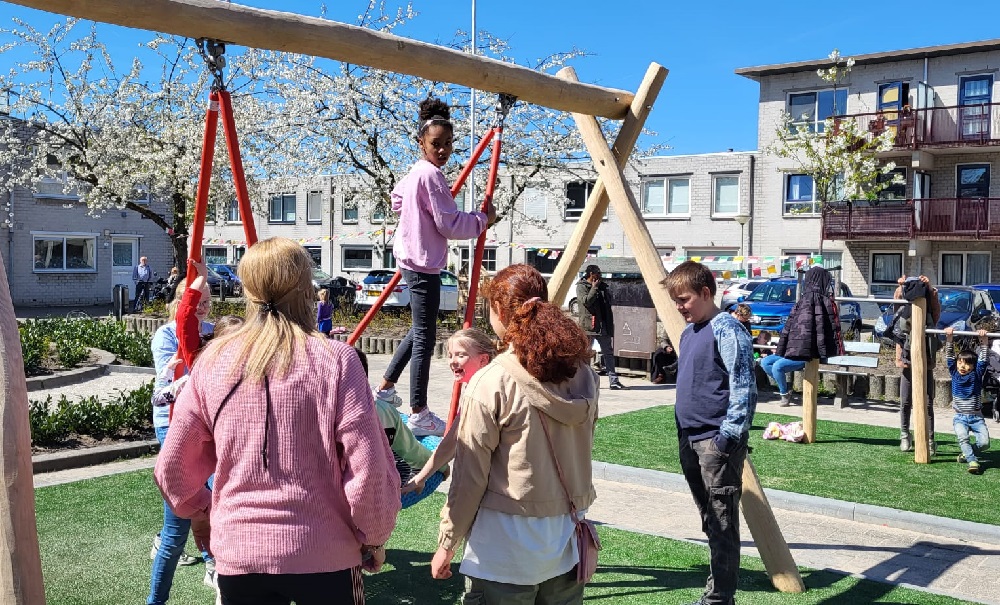 In plaats van pleintjesvoetbal nu speeltuinplezier voor de kinderen