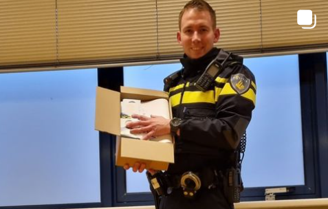 Bestelbus 'raar geparkeerd', niet op slot en de sleutel in de wagen