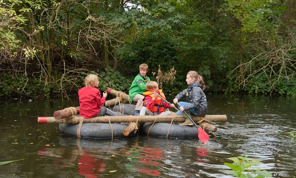 Avontuurlijke kinderen laten zich niet tegenhouden door de regen