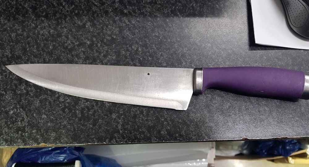 Overbewoning, illegalen, gestolen goederen, drugs, wapens in winkel