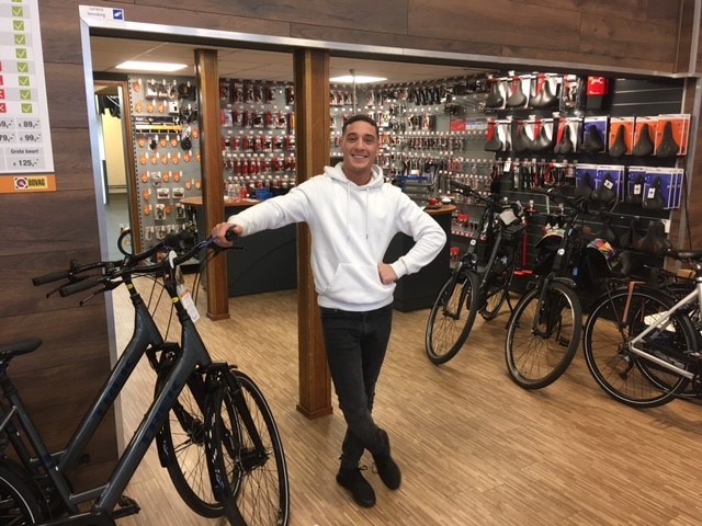 Nieuwe fietsenwinkel in Groenelaan gaat binnenkort ook scooters verkopen