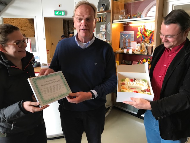 GroenLinks geeft alle basisscholen een complimententaart