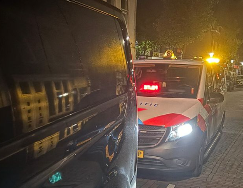 Man rijdt tegen paal met superveel alcohol in zijn bloed