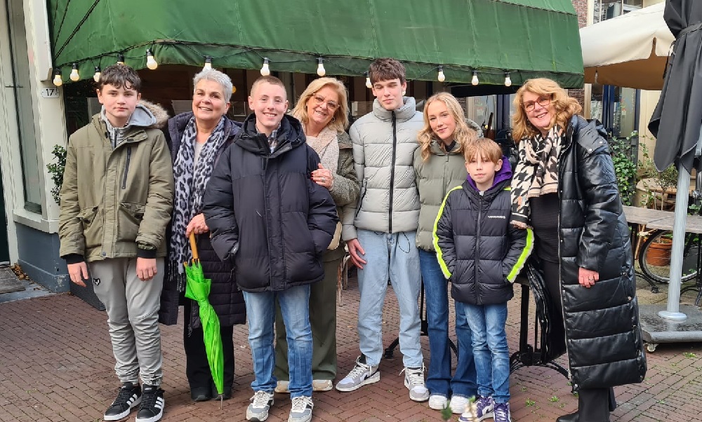 Stichting J&S krijgt donatie voor aanleg basketbalveld