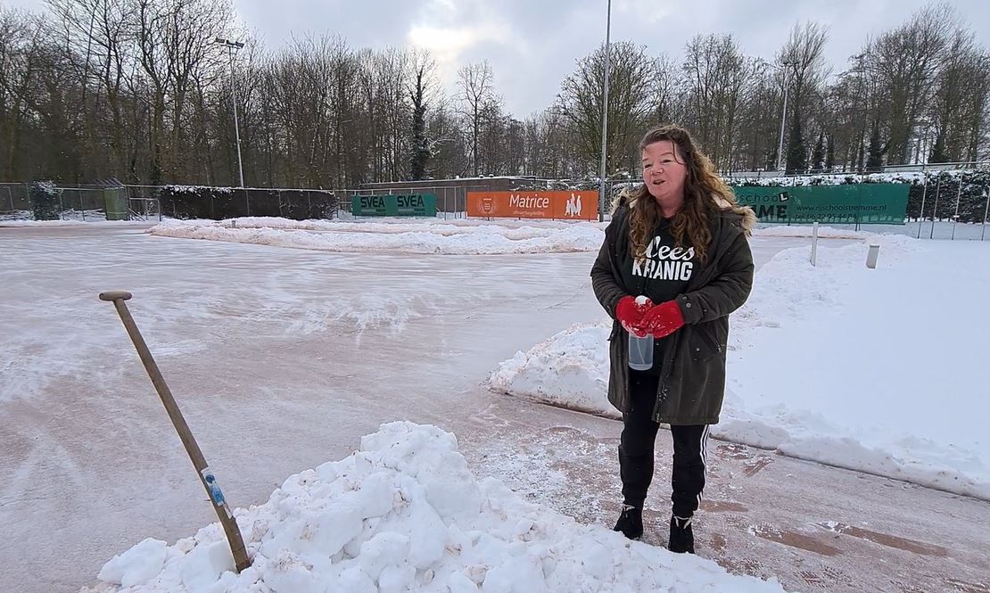 Daar was heel veel sneeuwschuiven voor nodig om de ijsbaan aan te kunnen leggen